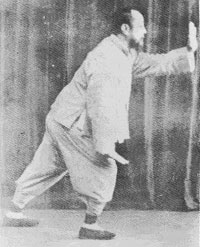 Мастер У Цзяньцюань в позиции Почистить колено
