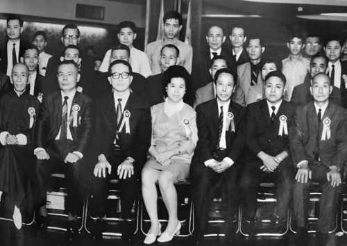 Асоциация Боевых Искусств Гонконга. В первом ряду второй справа – Чэн Тинхун
