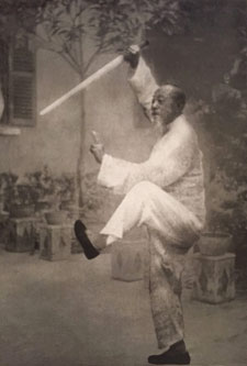 Мастер У Цзяньцюань. Форма с мечем цзянь.